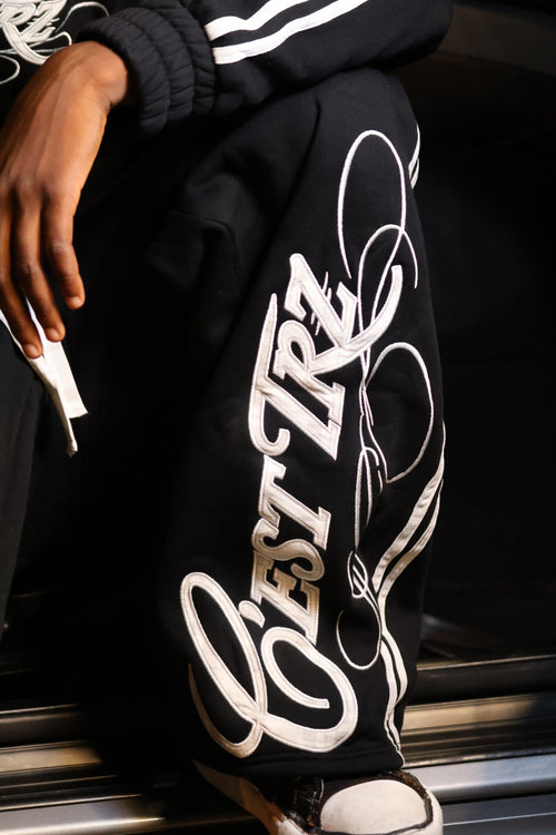 TRZ SWEATPANTS BLACK „no more space for words“